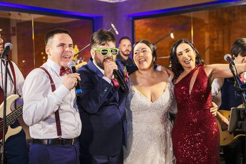 As melhores ideias e inspirações criativas dos noivos curtindo músicas com a banda e amigos na recepção do Espaço La Forêt - São Roque'