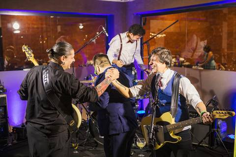 As melhores ideias e inspirações criativas do noivo curtindo músicas  na recepção do Espaço La Forêt - São Roque'