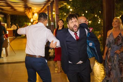 As melhores ideias e inspirações criativas do noivo curtindo músicas  na recepção do Espaço La Forêt - São Roque'