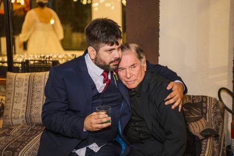 As melhores ideias e inspirações criativas do noivo curtindo músicas  na recepção do Espaço La Forêt - São Roque'