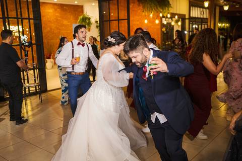 As melhores ideias e inspirações criativas dos noivos curtindo músicas  na recepção do Espaço La Forêt - São Roque'