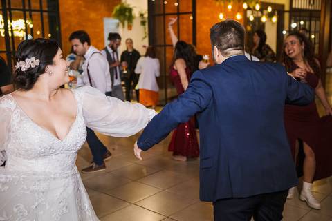 As melhores ideias e inspirações criativas dos noivos curtindo músicas  na recepção do Espaço La Forêt - São Roque'