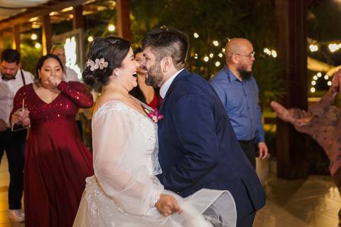 As melhores ideias e inspirações criativas dos noivos curtindo músicas  na recepção do Espaço La Forêt - São Roque'