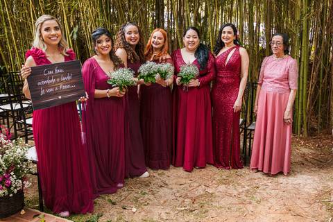 As melhores ideias e inspirações criativas das madrinhas segurando placa e buquês na cerimônia no Espaço La Forêt - São Roque'
