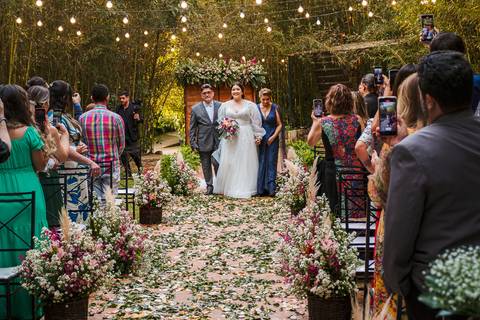 As melhores ideias e inspirações criativas da entrada da noiva na  cerimônia no Espaço La Forêt - São Roque'