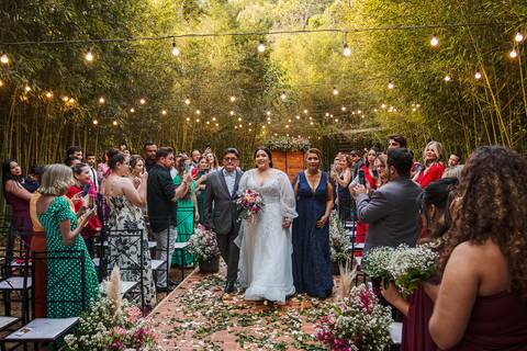 As melhores ideias e inspirações criativas da entrada da noiva na  cerimônia no Espaço La Forêt - São Roque'