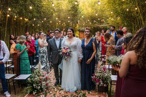 As melhores ideias e inspirações criativas da entrada da noiva na  cerimônia no Espaço La Forêt - São Roque'