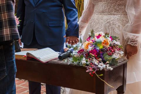 As melhores ideias e inspirações criativas do buquê da noiva na mesa do altar na cerimônia no Espaço La Forêt - São Roque'