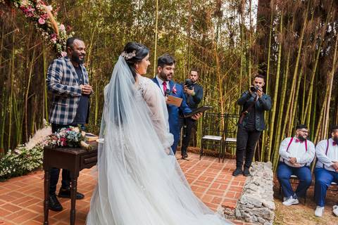 As melhores ideias e inspirações criativas do noivo lendo os votos na cerimônia no Espaço La Forêt - São Roque'