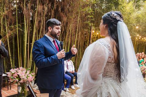 As melhores ideias e inspirações criativas do noivo lendo os votos na cerimônia no Espaço La Forêt - São Roque'