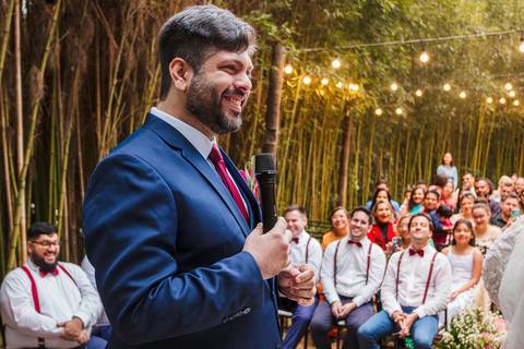 As melhores ideias e inspirações criativas do noivo lendo os votos na cerimônia no Espaço La Forêt - São Roque'