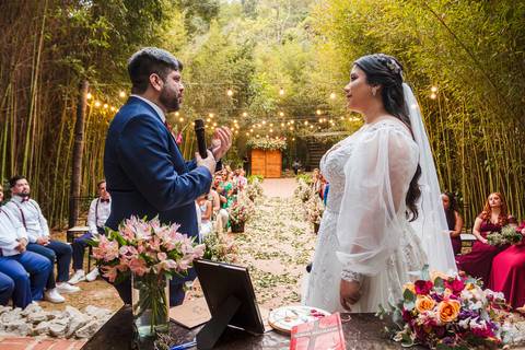 As melhores ideias e inspirações criativas do noivo lendo os votos na cerimônia no Espaço La Forêt - São Roque'