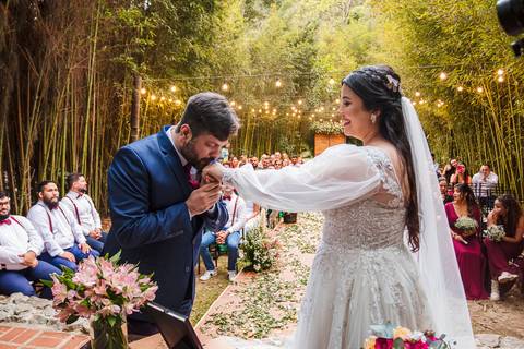 As melhores ideias e inspirações criativas do noivo lendo os votos na cerimônia no Espaço La Forêt - São Roque'