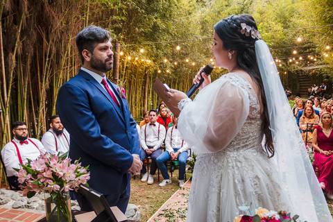 As melhores ideias e inspirações criativas da noiva lendo os votos na cerimônia no Espaço La Forêt - São Roque'