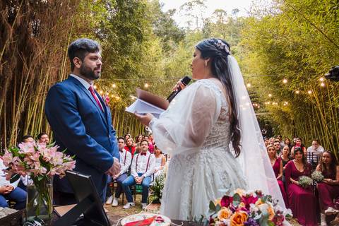 As melhores ideias e inspirações criativas da noiva lendo os votos na cerimônia no Espaço La Forêt - São Roque'