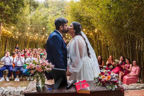 As melhores ideias e inspirações criativas do beijo dos noivos na cerimônia no Espaço La Forêt - São Roque'