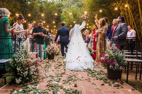 As melhores ideias e inspirações criativas dos noivos saindo da cerimônia no Espaço La Forêt - São Roque'