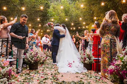 As melhores ideias e inspirações criativas dos noivos saindo da cerimônia no Espaço La Forêt - São Roque'
