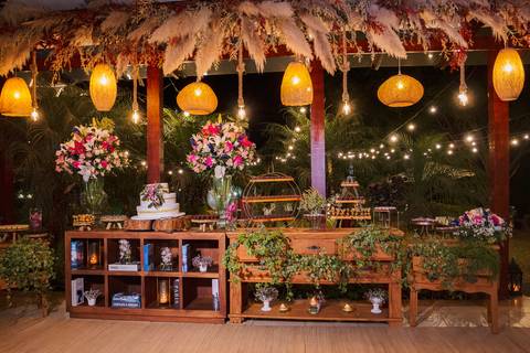 As melhores ideias e inspirações criativas da mesa do bolo na  recepção do Espaço La Forêt - São Roque'