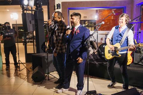 As melhores ideias e inspirações criativas do noivo curtindo músicas com a banda e amigos na recepção do Espaço La Forêt - São Roque'