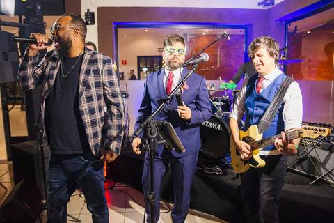 As melhores ideias e inspirações criativas do noivo curtindo músicas com a banda e amigos na recepção do Espaço La Forêt - São Roque'