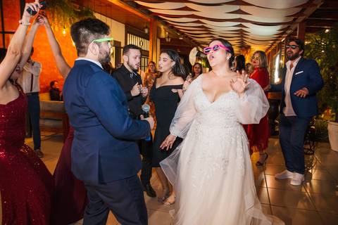 As melhores ideias e inspirações criativas dos noivos curtindo músicas com a banda e amigos na recepção do Espaço La Forêt - São Roque'