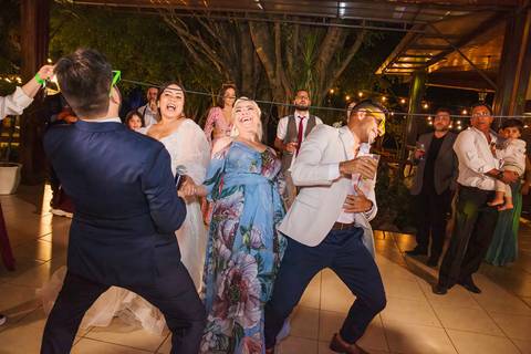 As melhores ideias e inspirações criativas dos noivos curtindo músicas com os amigos na recepção do Espaço La Forêt - São Roque'