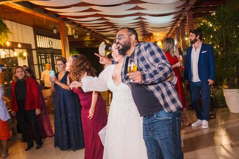 As melhores ideias e inspirações criativas da noiva curtindo músicas com os amigos na recepção do Espaço La Forêt - São Roque'