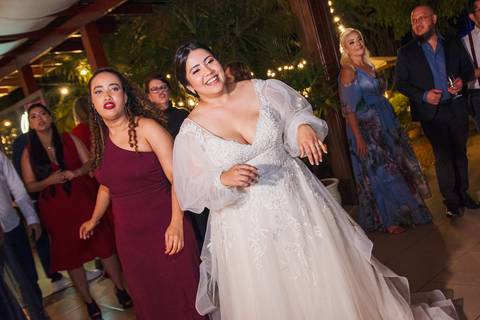 As melhores ideias e inspirações criativas da noiva curtindo músicas com os amigos na recepção do Espaço La Forêt - São Roque'