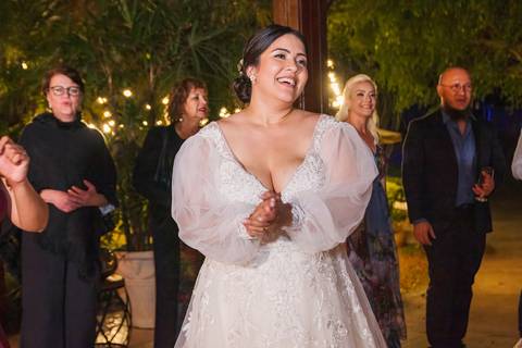 As melhores ideias e inspirações criativas da noiva curtindo músicas na recepção do Espaço La Forêt - São Roque'