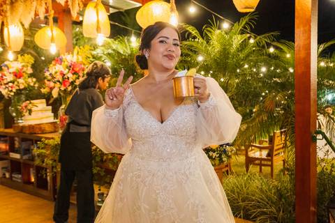 As melhores ideias e inspirações criativas da noiva curtindo músicas e tomando uma bebida na recepção do Espaço La Forêt - São Roque'