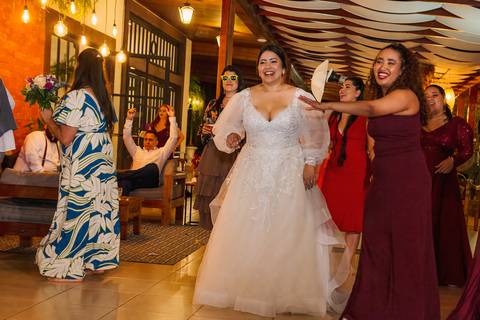 As melhores ideias e inspirações criativas da noiva curtindo músicas com os amigos na recepção do Espaço La Forêt - São Roque'