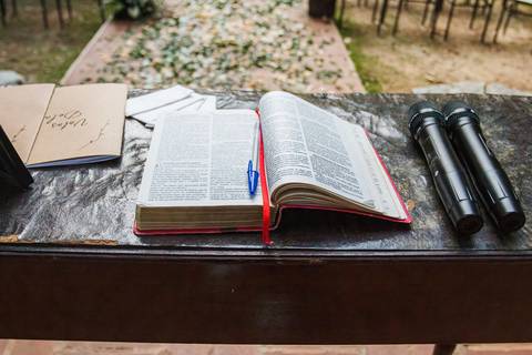 As melhores ideias e inspirações criativas da bíblica aberta na mensagem no altar da cerimônia no Espaço La Forêt - São Roque'
