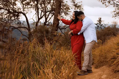 As melhores ideias e inspirações criativas de fotos para ensaio pré wedding no Morro do Saboó - São Roque'