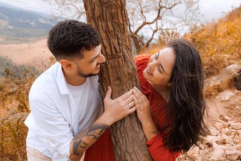 As melhores ideias e inspirações criativas de fotos para ensaio pré wedding no Morro do Saboó - São Roque'