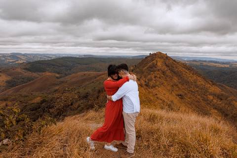 As melhores ideias e inspirações criativas de fotos para ensaio pré wedding no Morro do Saboó - São Roque'