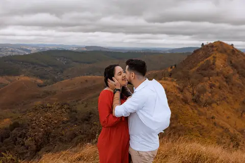 As melhores ideias e inspirações criativas de fotos para ensaio pré wedding no Morro do Saboó - São Roque'