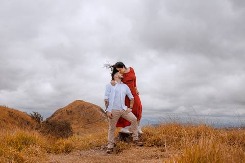 As melhores ideias e inspirações criativas de fotos para ensaio pré wedding no Morro do Saboó - São Roque'