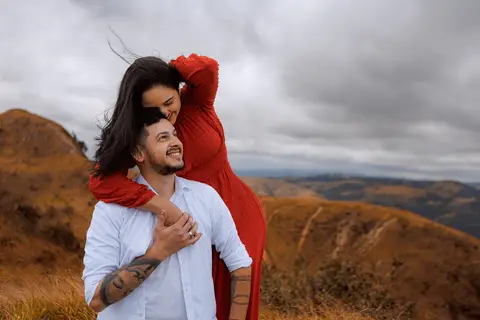 As melhores ideias e inspirações criativas de fotos para ensaio pré wedding no Morro do Saboó - São Roque'