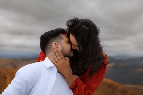 As melhores ideias e inspirações criativas de fotos para ensaio pré wedding no Morro do Saboó - São Roque'