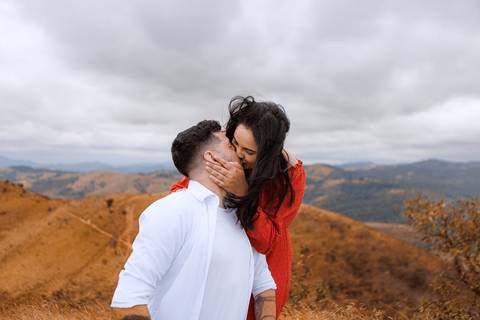 As melhores ideias e inspirações criativas de fotos para ensaio pré wedding no Morro do Saboó - São Roque'