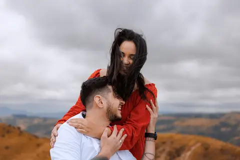 As melhores ideias e inspirações criativas de fotos para ensaio pré wedding no Morro do Saboó - São Roque'