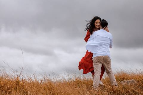 As melhores ideias e inspirações criativas de fotos para ensaio pré wedding no Morro do Saboó - São Roque'