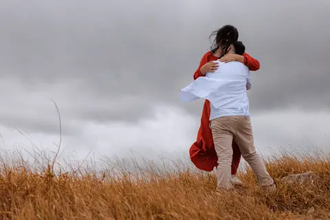 As melhores ideias e inspirações criativas de fotos para ensaio pré wedding no Morro do Saboó - São Roque'