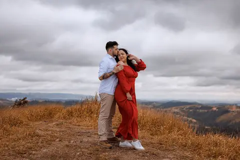 As melhores ideias e inspirações criativas de fotos para ensaio pré wedding no Morro do Saboó - São Roque'