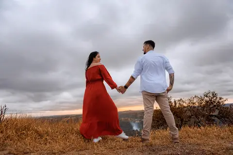 As melhores ideias e inspirações criativas de fotos para ensaio pré wedding no Morro do Saboó - São Roque'