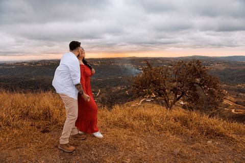 As melhores ideias e inspirações criativas de fotos para ensaio pré wedding no Morro do Saboó - São Roque'