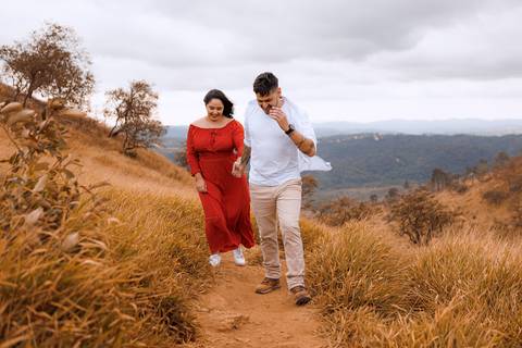 As melhores ideias e inspirações criativas de fotos para ensaio pré wedding no Morro do Saboó - São Roque'