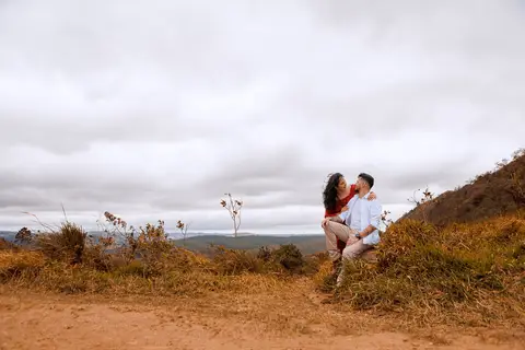As melhores ideias e inspirações criativas de fotos para ensaio pré wedding no Morro do Saboó - São Roque'