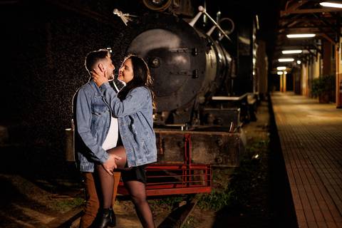 As melhores ideias e inspirações criativas de fotos para ensaio pré wedding na Maria Fumaça de São Roque'